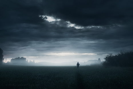 grå moln, mörk, ensamhet, ensam, natur, gräs, horisont, regn, himmel, moln, löpning, människor, landskap, HD tapet HD wallpaper