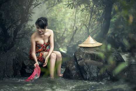Asiático, mujeres al aire libre, sombrero, sentado, mujeres, modelo, naturaleza, roca, escote, hombros descubiertos, agua, Fondo de pantalla HD HD wallpaper