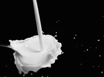 Mjölkdropp, stänk av mjölkfoto, svartvitt, vitt, svart, fallande, mjölk, flytande, mat, sked, dropp, häll, slowmotion, HD tapet HD wallpaper