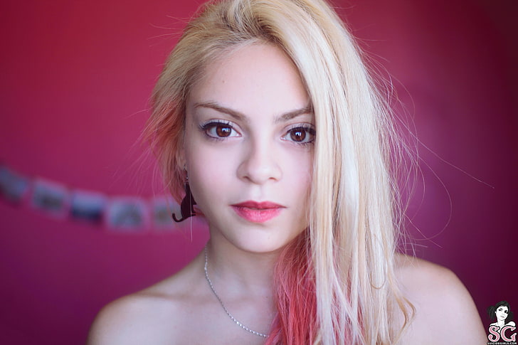 kvinnans rosa läppar, närbildfoto av kvinna med silverfärgat halsband, självmordsflickor, blond, naken, porrstjärna, kvinnor, modell, ansikte, HD tapet