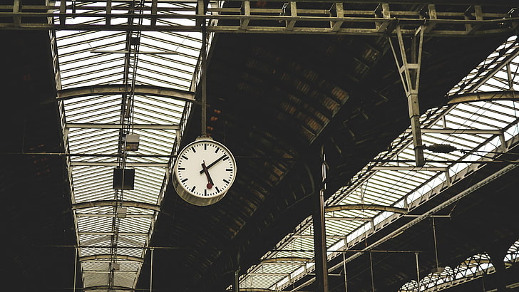 ساعة أنالوج فضية مستديرة مع سوار رابط ، وساعات ، ومحطة قطار، خلفية HD