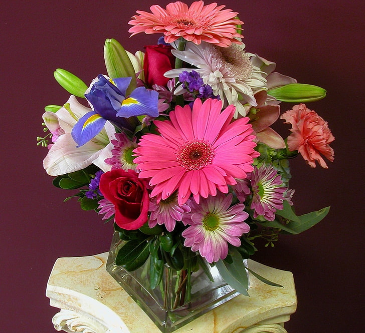 розова и бяла декорация на цветя, гербери, ириси, рози, карамфил, букет, ваза, HD тапет
