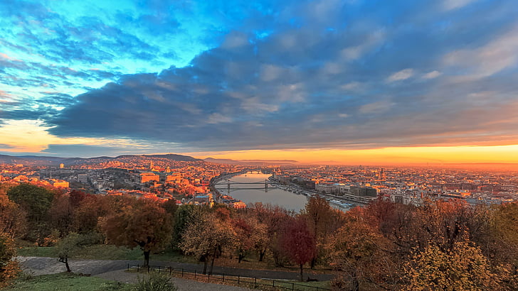 空、ヨーロッパ、夜明け、朝、都市景観、ドナウ川、川、ドナウ川、日の出、都市、キヤノン、ゲッレールトの丘、雲、木、城、橋、秋、ハンガリー、ブダペスト、 HDデスクトップの壁紙