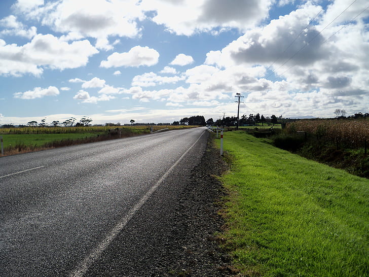 сив асфалтов път до поле със зелена трева под облачно небе, път, асфалт, зелена трева, поле, облачно, небе NZ, магистрала, зелена трева, трева синьо, синьо небе, селски, държава, пътуване, пътуване, магистрала, скоростна магистрала, ясно , пуст, празен, обширен, красив, пейзаж, път, природа, селски Сцена, небе, лято, HD тапет