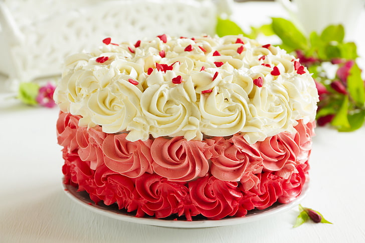 白と赤の覆われたアイシングケーキ、甘さ、ケーキ、クリーム、葉、ケーキ、砂糖の心、 HDデスクトップの壁紙