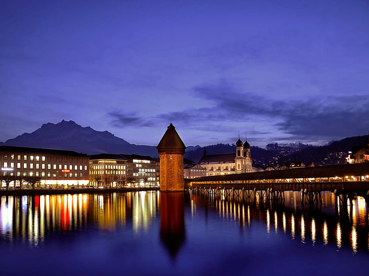 スイス、ルツェルン、夜、夕暮れ、青、空、建物、寺院、照明、ライト、山、橋、堤防、川、水、表面、反射、 HDデスクトップの壁紙