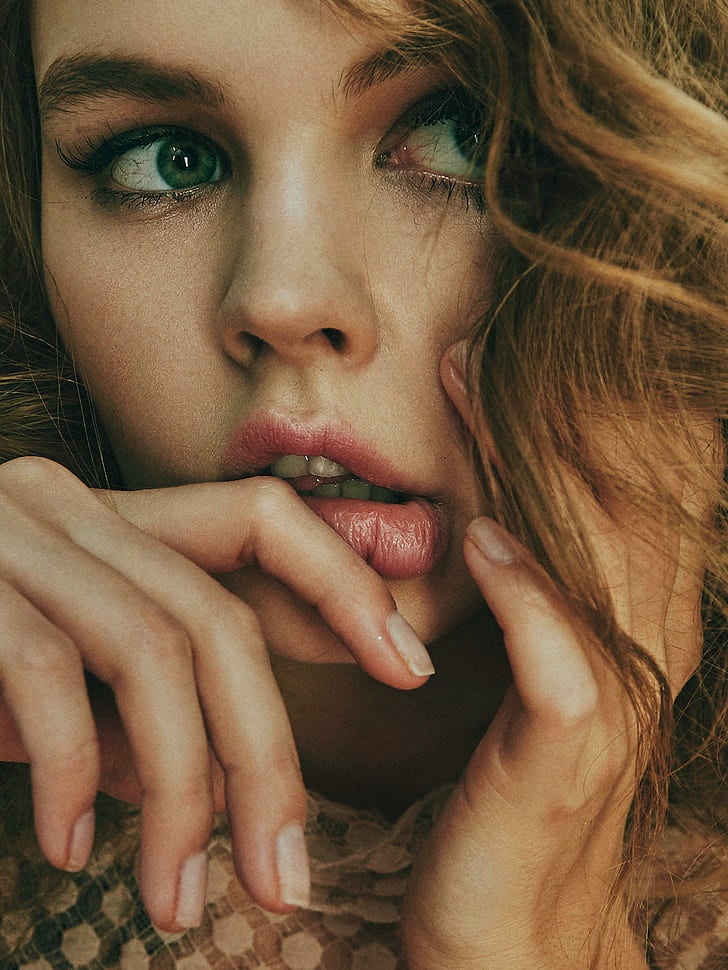 Anastasia Scheglova, tangan di rambut, mata hijau, pirang, Evgeny Kuznetsov, perempuan, model, bibir berair, wajah, jari, tampilan potret, Wallpaper HD, wallpaper seluler