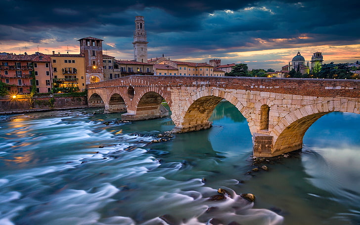 Ponte Pietra Roman Bridge через реку Адидже в Вероне, Италия HD обои для мобильных телефонов и компьютеров 3840 × 2400, HD обои