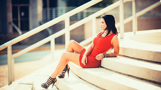 mini robe rouge sans manches pour femme, robe rouge, assise, brune, cheveux noirs, escalier, vêtements moulants, femme, jambes, Fond d'écran HD HD wallpaper