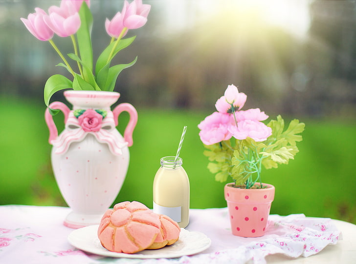 Śniadanie wiosenne na świeżym powietrzu, jedzenie i napoje, natura, tulipany, wiosna, różowy, kwiaty, słońce, stół, poranek, mleko, na zewnątrz, kwitnienie, pora roku, talerz, butelka, słodkie, bukiet, światło słoneczne, wiosna, śniadanie, deser, wazon, Dekoracyjne, cięte, bukietowe, Tapety HD