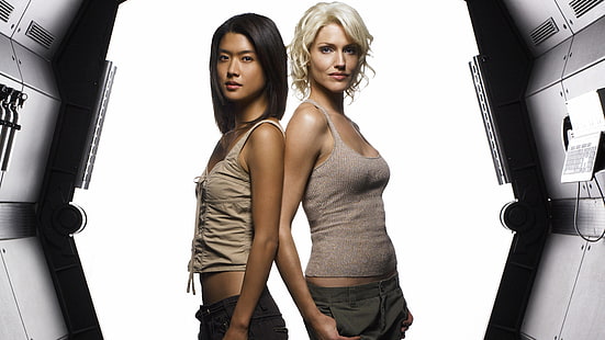 två kvinnor står sida vid sida i vit bakgrund, Battlestar Galactica, Grace Park, Tricia Helfer, 4K, HD tapet HD wallpaper