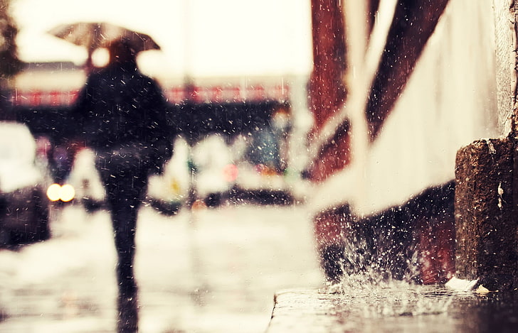 paraguas marrón, lluvia, profundidad de campo, gotas de agua, al aire libre, urbano, Fondo de pantalla HD