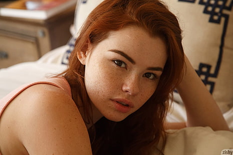Sabrina Lynn, ansikte, rödhårig, säng, zishy, HD tapet HD wallpaper