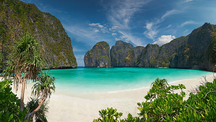 Phi Phi Island Village Beach Resort Тайланд със сини води Бели пясъчни плажове и приятелски настроени хора Тапет за работния плот Hd 3840 × 2160, HD тапет
