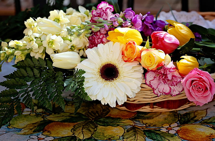 weißes Gänseblümchen, gelbe und rosa Rosen und rosa Tulpen, Rosen, Nelken, Gerbera, Tulpen, Blumen, Anordnung, Korb, HD-Hintergrundbild