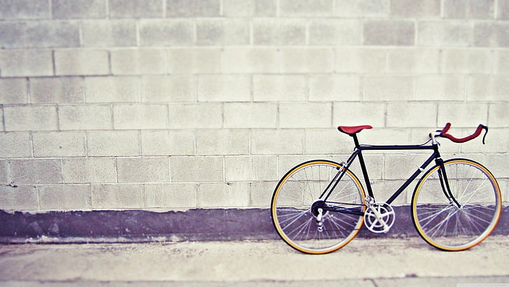 black and brown commuter bike, black road bike parked near gray concrete wall, bicycle, wall, vehicle, tilt shift, HD wallpaper