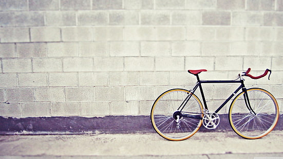 black and brown commuter bike, black road bike parked near gray concrete wall, bicycle, wall, vehicle, tilt shift, HD wallpaper HD wallpaper
