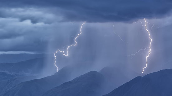 молния ударила в горы в ночное время, природа, пейзаж, холмы, горы, дождь, шторм, облака, молния, синий, HD обои HD wallpaper