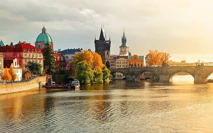 プラハカレル橋、聖母教会、チェコ共和国、都市景観、プラハ、都市景観、都市、橋、 HDデスクトップの壁紙