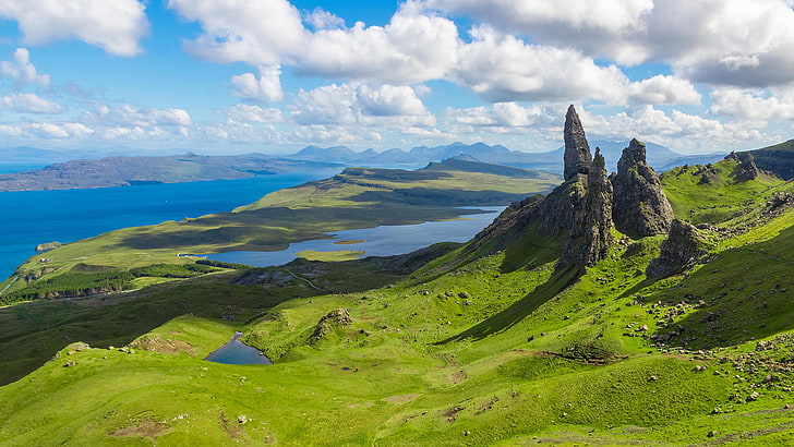 fotografia di paesaggio della formazione rocciosa marrone vicino al corpo idrico, Scozia, The Old Man of Storr, Isola di Skye, Sfondo HD