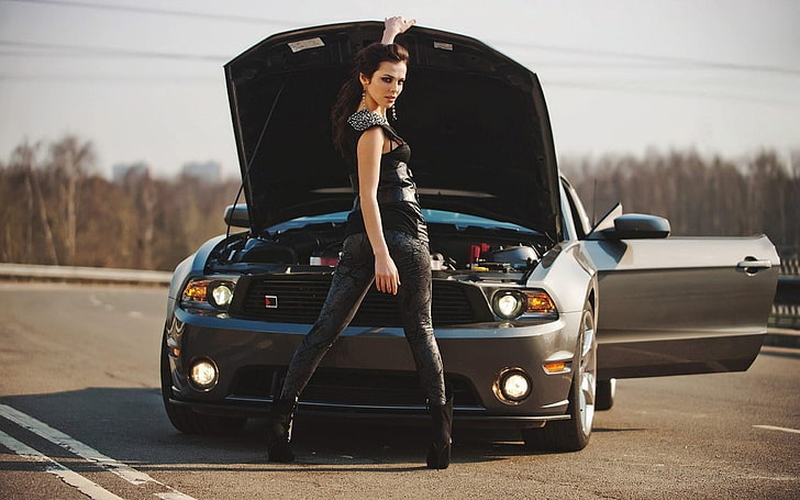 Sati Kazanova, Auto, Frauen, Brünette, Blick zurück, enge Kleidung, Frauen mit Autos, Lederhosen, HD-Hintergrundbild