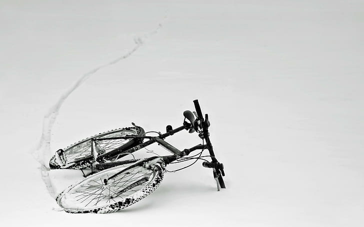 Bicicleta en la nieve, bicicleta rígida negra, fotografía, 2560x1600, nieve, bicicleta, Fondo de pantalla HD