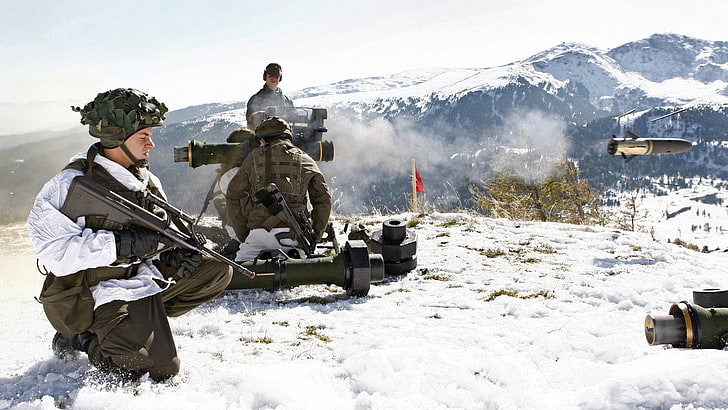 man som håller Steyr Aug gevär medan knäböjande, Steyr AUG, Österrike, militär, berg, snö, soldat, HD tapet