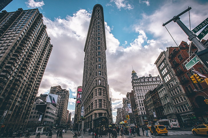 коричневые бетонные здания, Нью-Йорк, Флэтайрон-билдинг, городской пейзаж, такси, облака, HD обои