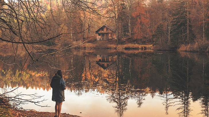 امرأة تقف بالقرب من جسم مائي ورق جدران ، طبيعة ، منزل ، ماء ، أشجار، خلفية HD