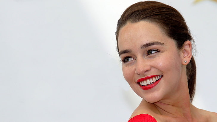 Emilia Clarke, roter Lippenstift, lächelt, HD-Hintergrundbild