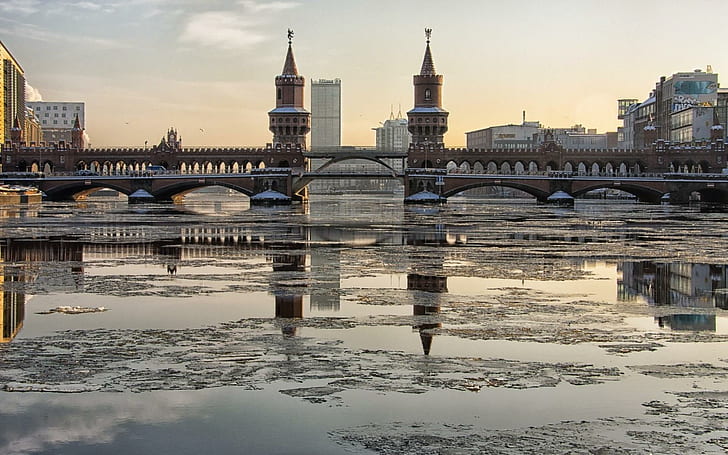 Turm-Brücke auf einem gefrorenen Fluss, einem Fluss, Türmen, einer Brücke, einer Stadt, einer Natur und Landschaften, HD-Hintergrundbild