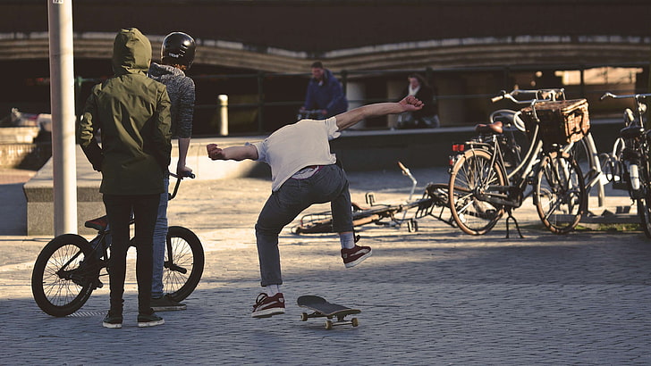 biciclette, bici, città, skateboard, skateboard, pattinatore, estate, scena urbana, giovani, Sfondo HD