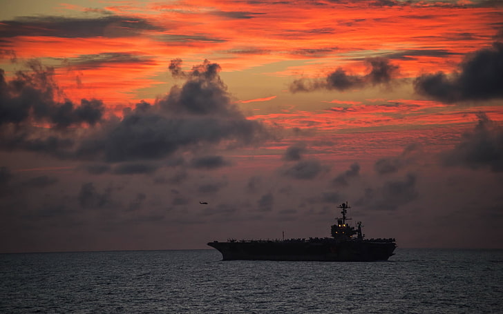 Porte-avions de classe Nimitz USS Jo, silhouette de navire sur l'océan sous le ciel nuageux pendant l'heure d'or, War & Army, porte-avions, avion, transporteur, Fond d'écran HD