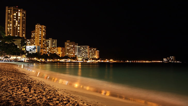 جسم مائي ، ليل ، شاطئ ، أضواء ، غيوم ، Havaí، خلفية HD