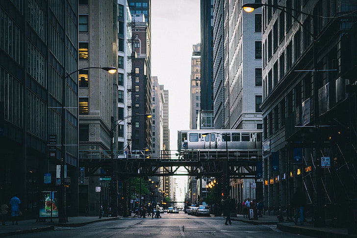 серый сверхскоростной пассажирский экспресс, серый поезд рядом с высотным зданием, городской пейзаж, поезд, улица, Чикаго, метро, ​​транспортное средство, виньетка, HD обои