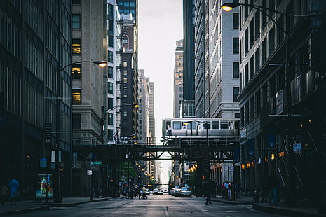 серый сверхскоростной пассажирский экспресс, серый поезд рядом с высотным зданием, городской пейзаж, поезд, улица, Чикаго, метро, ​​транспортное средство, виньетка, HD обои HD wallpaper