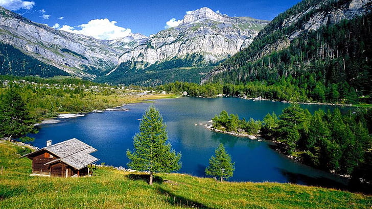 Bosque de montañas rocosas con pinos Lago con agua azul turquesa Casa de madera en la pradera verde Costa Suiza Paisaje Fondos de pantalla Hd, Fondo de pantalla HD