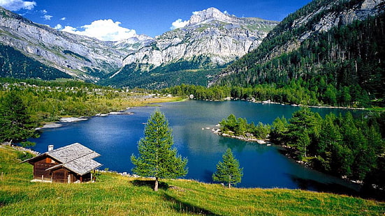 Скалисти планини Гора с борови дървета Езеро с тюркоазена синя вода Дървена къща на зелено ливадно крайбрежие Швейцария Пейзаж Тапет Hd, HD тапет HD wallpaper