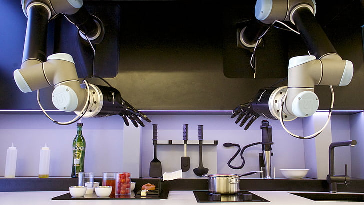 mani robotiche davanti alla cucina con utensili, robot chef, Sfondo HD