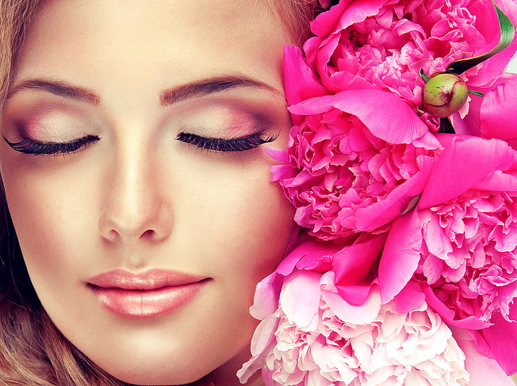 różowo-biała tapeta z płatkami kwiatów, dziewczyna, kwiaty, twarz, uśmiech, makijaż, Tapety HD