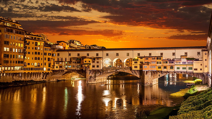 rzeka, rzeka Arno, Florencja, niebo, kanał, metropolia, zachód słońca, zmierzch, most, odbicie, wieczór, pejzaż miejski, Europa, noc, Włochy, arteria wodna, Ponte Vo, woda, Tapety HD