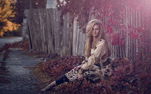 женская коричневая рубашка с длинными рукавами, женщины, блондинка, длинные волосы, листья, осень, забор, смотрит на зрителя, платье, модель, HD обои HD wallpaper