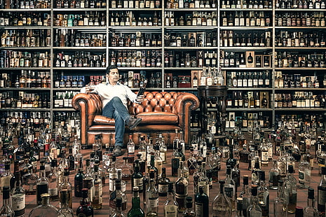 Zwei braune, weiß gepolsterte Holzstühle, Flaschen, Männer, Alkohol, gekreuzte Beine, Couch, Whisky, Whisky, Sammlung, HD-Hintergrundbild HD wallpaper