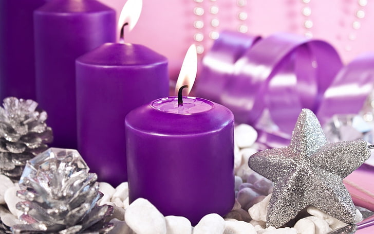 świece świąteczne prezenty liliowo-świąteczne Desktop Wall .., trzy fioletowe świece pieńkowe, Tapety HD