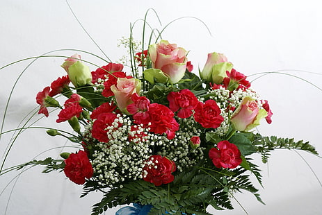 ดอกคาร์เนชั่นสีแดง, ดอกกุหลาบสีชมพู, ดอกไม้ที่มีลมหายใจของทารก, และช่อเฟิร์น, กุหลาบ, คาร์เนชั่น, ดอกไม้, ช่อดอกไม้, สีเขียว, การตกแต่ง, วอลล์เปเปอร์ HD HD wallpaper