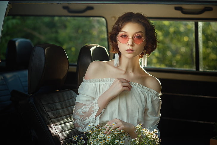 Оля Пушкина, женщины, модель, смотрит на зрителя, женщины с оттенками, внутри машины, женщины с машинами, цветы, обнаженные плечи, короткие волосы, серьги, HD обои