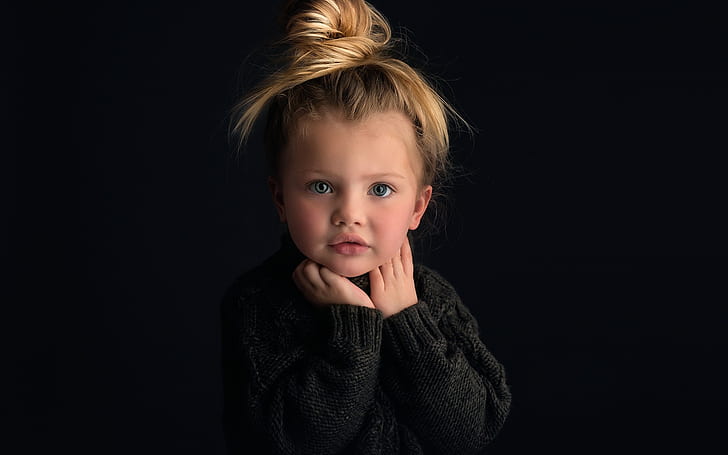 Bambina carina, ritratto, biondo, sfondo nero, maglione lavorato a maglia nero ragazza, carino, bambino, ragazza, ritratto, biondo, nero, sfondo, Sfondo HD