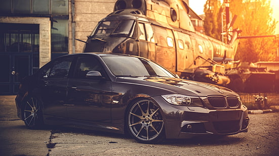 BMW sedán gris, coche, puesta de sol, helicópteros, BMW Serie 3, BMW E90, negro, militar, BMW, luz solar, vehículo, Fondo de pantalla HD HD wallpaper