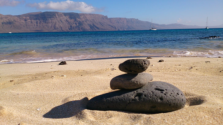 trois cailloux gris, plage, pierres, Lanzarote, Fond d'écran HD