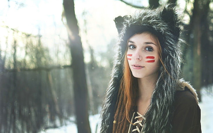 women's black and gray fur critter hat, woman wearing black and white snow hoodie, nature, brunette, women, body paint, hoods, winter, readhead, looking at viewer, hat, snow, forest, Fennek Suicide, Suicide Girls, women outdoors, HD wallpaper